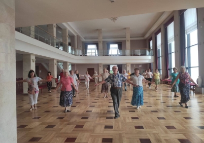 Александр Ковальчук учит пенсионеров бальным танцам