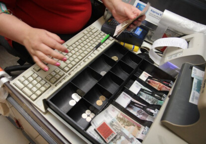Из-за нехватки банкоматов в аннексированом Россией Крыму люди будут снимать наличку на кассах магазинов. Фото: УНИАН