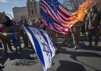 В Ірані протестувальники спалюють прапори США та Ізраїлю