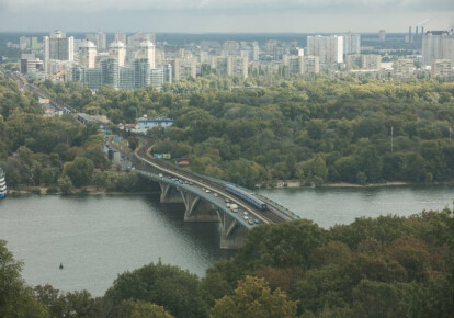 В сентябре в Киеве начнут ремонтировать мост Метро. Фото: УНИАН