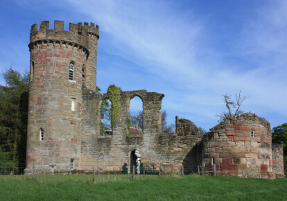 Руины замка в Хэгли Парке / hhfs.org.uk