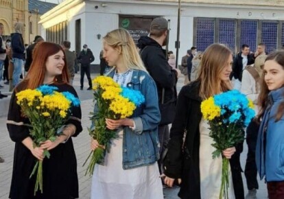 Девушки с цветами на марше