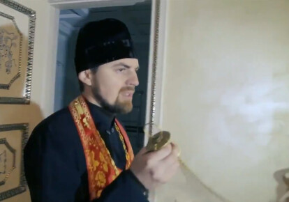 Столичную квартиру Януковича освятил священник