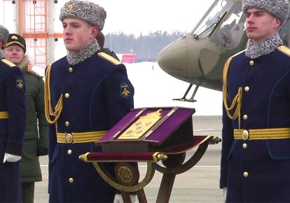 Российские авиаторы с иконой