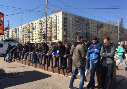 На площади возле Центральной избирательной комиссии в Киеве собираются молодые люди спортивного телосложения якобы "для охраны порядка"