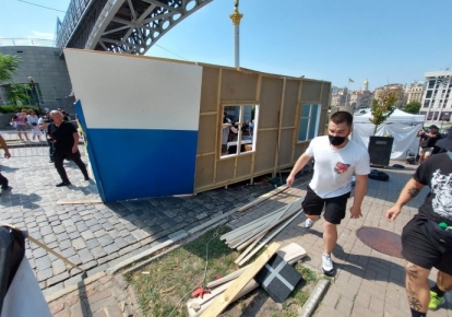 Активисты демонтируют инсталляцию
