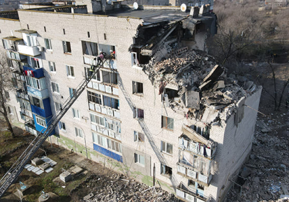 Зруйнований внаслідок вибуху 5-поверховий житловий будинок в місті Нова Одеса Миколаївської області