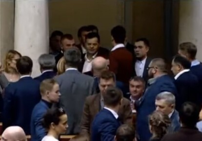 В Верховной Раде народный депутат от "Слуги народа" Максим Бужанский напал на своего коллегу по фракции Гео Лероса