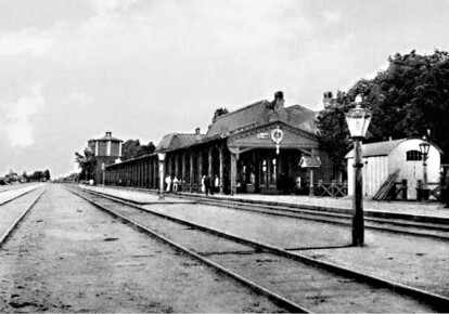 Сумський вокзал на поч. ХХ ст. У липні 1919-го тут стояли вагони з харківськими втікачами