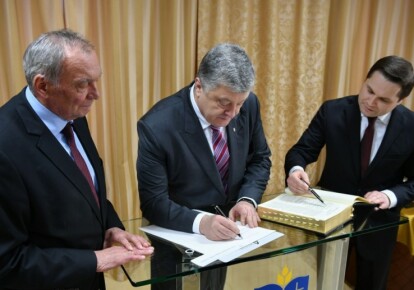Президент Петр Порошенко принял участие в международной акции переписывания Библии