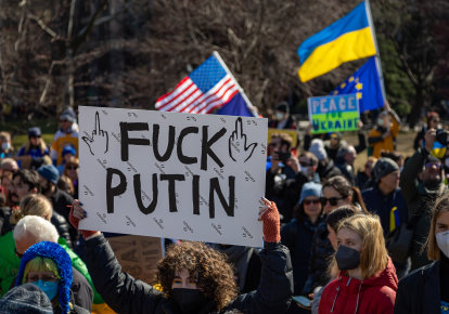 Сотни людей собрались в манхэттенском парке Вашингтон-сквер, чтобы осудить российское вторжение и продемонстрировать свою поддержку Украине