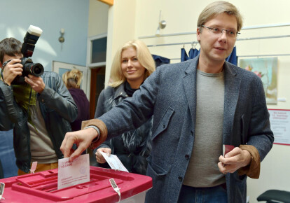 Ніл Ушаков голосує на виборах