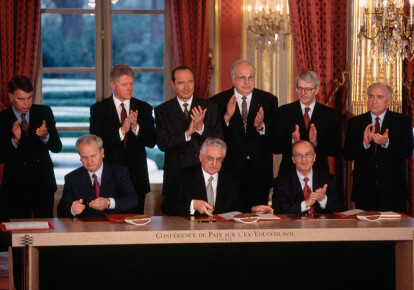 Слободан Милошевич, Алия Изетбегович и Франьо Туджман во время подписания Дейтонского соглашения 14 декабря 1995 года