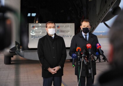 Прем'єр-міністр Словаччини Ігор Матович (праворуч) і міністр охорони здоров'я Словаччини Марек Крайчі
