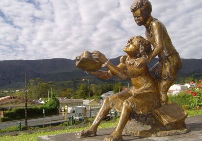 Пам'ятник переселеним дітям в аеропорту на острові Реюньйон