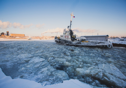 Российский ледокол в арктической бухте