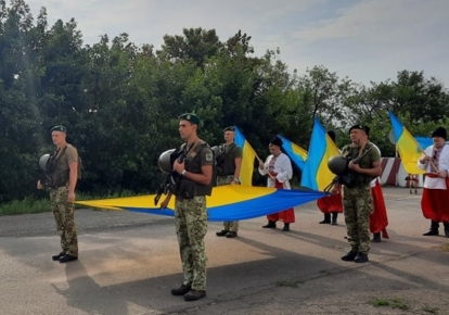 Флаг Украины на КПВВ "Новотроицкое"