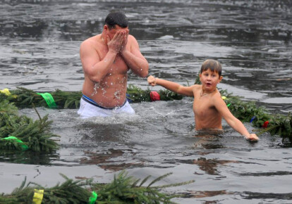 19 января в Киеве по давней традиции состоялось освящение воды и купание в водах Днепра