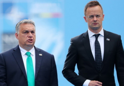 Премьер Венгрии Виктор Орбан и Петер Сийярто