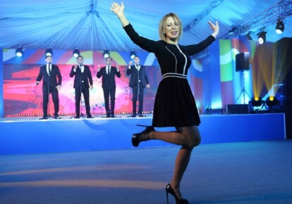Мария Захарова танцует под "Калинку-малинку"
