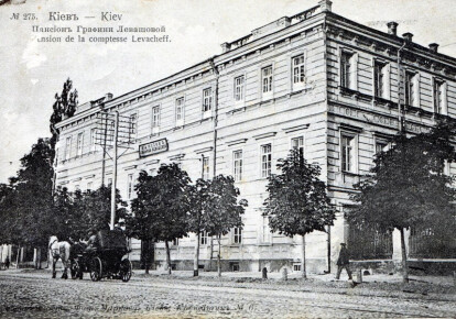 У цьому будинку по вул. Володимирській з лютого 1919-го розташувалась Академія наук. Сьгодні тут працює Президія Національної академії наук України