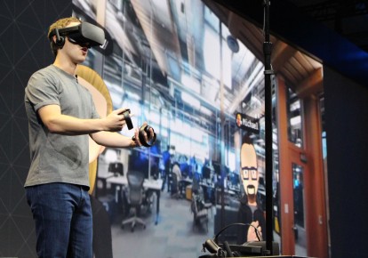 Марк Цукерберг  выступает на конференции разработчиков Oculus в гарнитуре виртуальной реальности