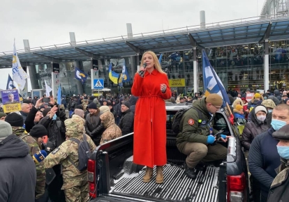 Кира Рудик выступает на митинге в поддержку Петра Порошенко в аэропорту "Киев"