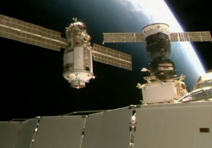 Модуль "Наука" приближается к космической станции, готовясь к стыковке / NASA