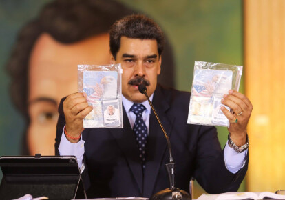 Николас Мадуро демонстрирует во время пресс-конференции паспорта двух задержанных американцев - Люка Деймана и Айрона Берри. Фото: EPA/Miraflores press