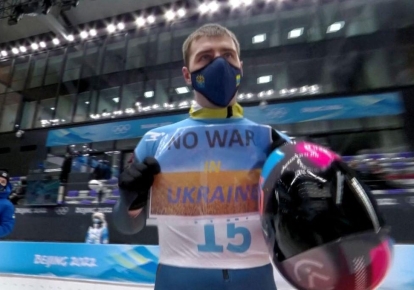 Влад Гераскевич с плакатом "No war in Ukraine"