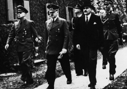 23 червня 1942 року Адольф Гітлер приймає у себе прем'єр-міністра Угорщини Міклоша Каллаї у своєму штабі - фотографія, отримана Associated Press за домовленістю з нацистами (Фото: AP)