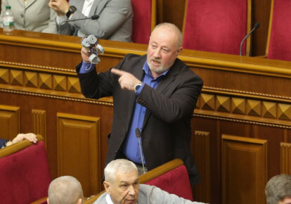 В штабе кандидата в президены Анатолия Гриценко нашли устройства для прослушивания. Фото: УНИАН