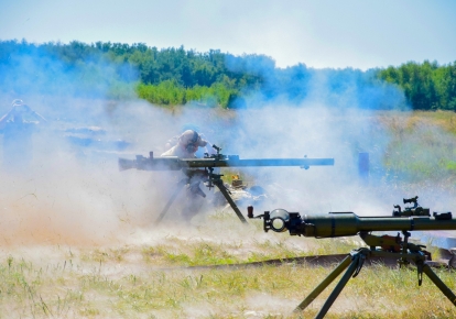 Пограничники во время боевых стрельб из станковых гранатометов СПГ-9М