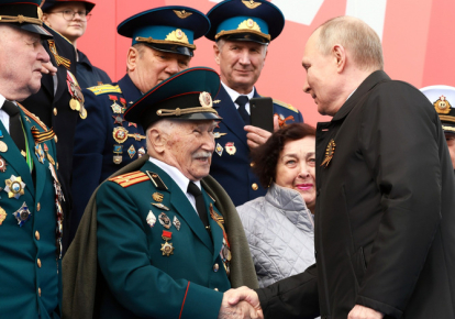 Президент РФ Владимир Путин с будущими контрактниками