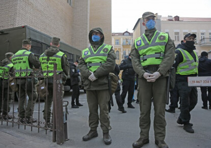 Поліція склала більше 60 адміністративних протоколів у відношенні громадян, які самовільно залишили місце обсервації в готелі "Козацький". Фото: УНІАН