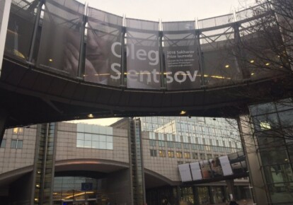 На здании Европарламента повесили баннер с изображением Сенцова