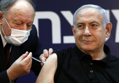 Прем'єр-міністр Ізраїлю Біньямін Нетахньяху вакцинується від коронавірусу у прямому ефірі