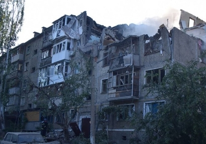 В результате ракетного удара рашистов произошло разрушение в одном из подъездов дома с третьего по пятый этаж с последующим пожаром.