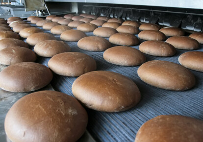 Свежий хлеб на производственной линии в пекарне