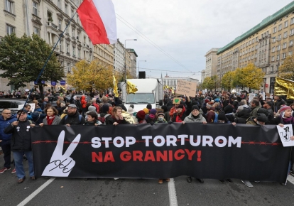 Поляки вышли на улицы в знак солидарности с мигрантами на границе