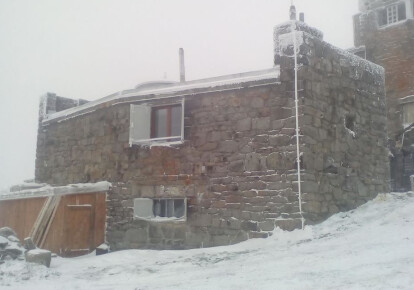 на горе Поп Иван выпало полметра снега