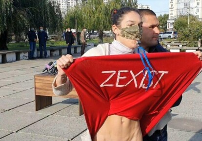 Активістка Femen оголилася перед Зеленським