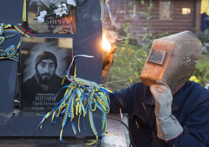 Київські комунальники почали демонтаж меморіалу Героїв Небесної сотні. Фото: УНІАН