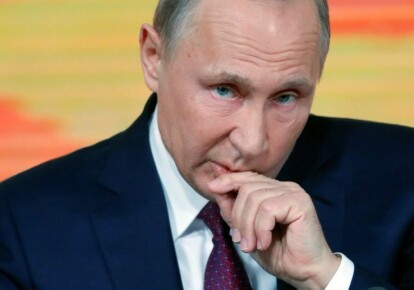 Путин показывает фото внуков (или "внуков"?) Стоуну