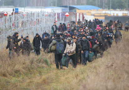 Группа мигрантов движется вдоль белорусско-польской границы к лагерю