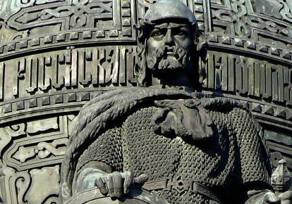 Романтичний образ Рюрика на монументі "Тисячоліття Росії", спорудженому в Новгороді в 1862 році на честь покликання варягів на Русь