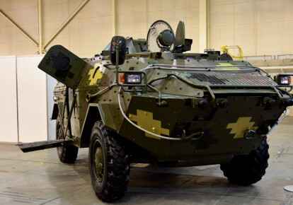 Петро Порошенко показав українські новинки військової техніки на міжнародній виставці "Зброя та безпека"