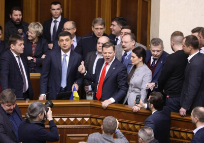 Олег Ляшко та депутати "Радикальної партії" увірвалися в урядову ложу у Верховній Раді. Фото: УНІАН