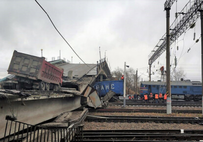 В России на железнодорожные пути обрушились два пролета автомобильного моста. Фото: МЧС РФ
