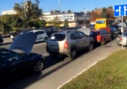 Власники автомобілів перекрили вулиці в Києві на знак протесту проти високих цін на паливо
